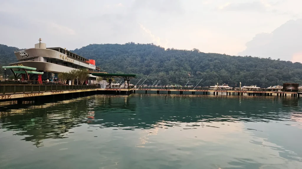日月潭伊達邵碼頭湖面，遠山層疊藍天倒影，南投魚池鄉日月潭東南岸景色