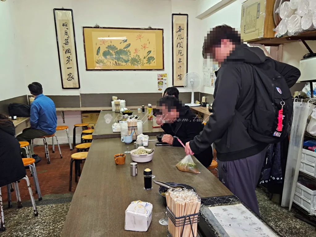 文化大學牛肉拌麵店內王士儀教授題字：春風閬苑三千客