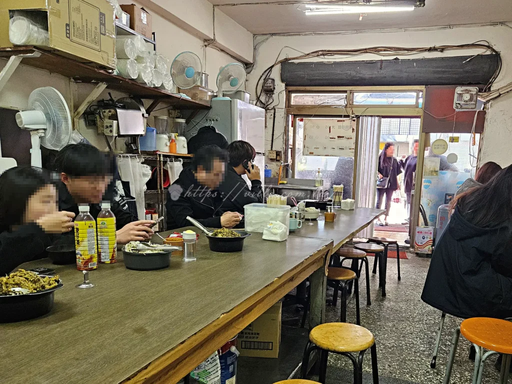 陽明山文化大學牛肉拌麵室內座席，牆面乾淨且維持傳統老店風格