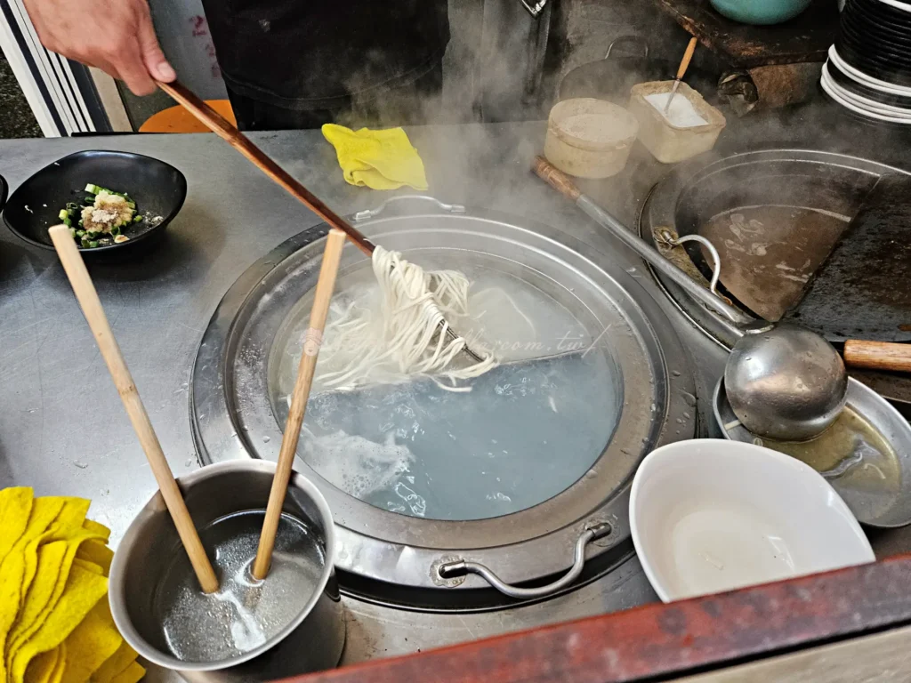 文化大學牛肉拌麵老闆現場下麵，華岡 40 年老店日常