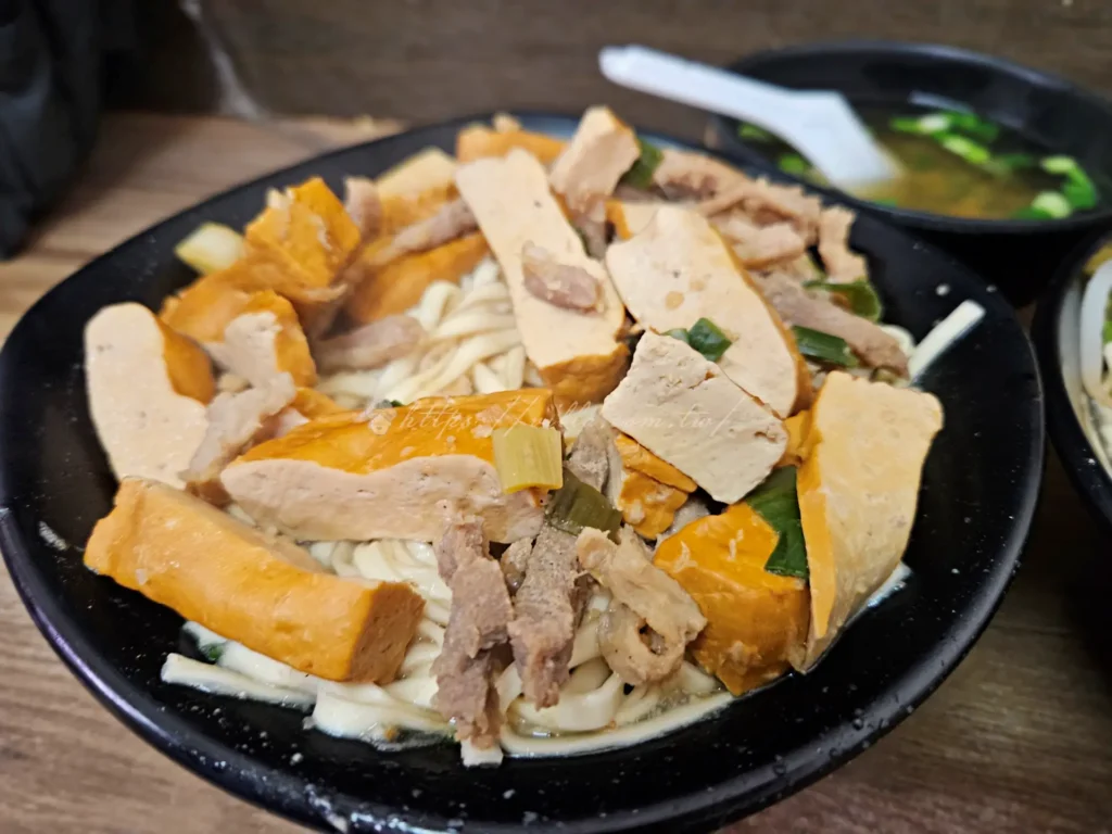 文化大學肉絲拌麵，搭配軟嫩豆干與特製蒜蓉醬