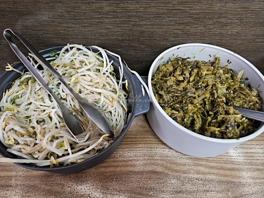桌上備有酸菜、豆芽菜、辣油與醬油供客人自取，