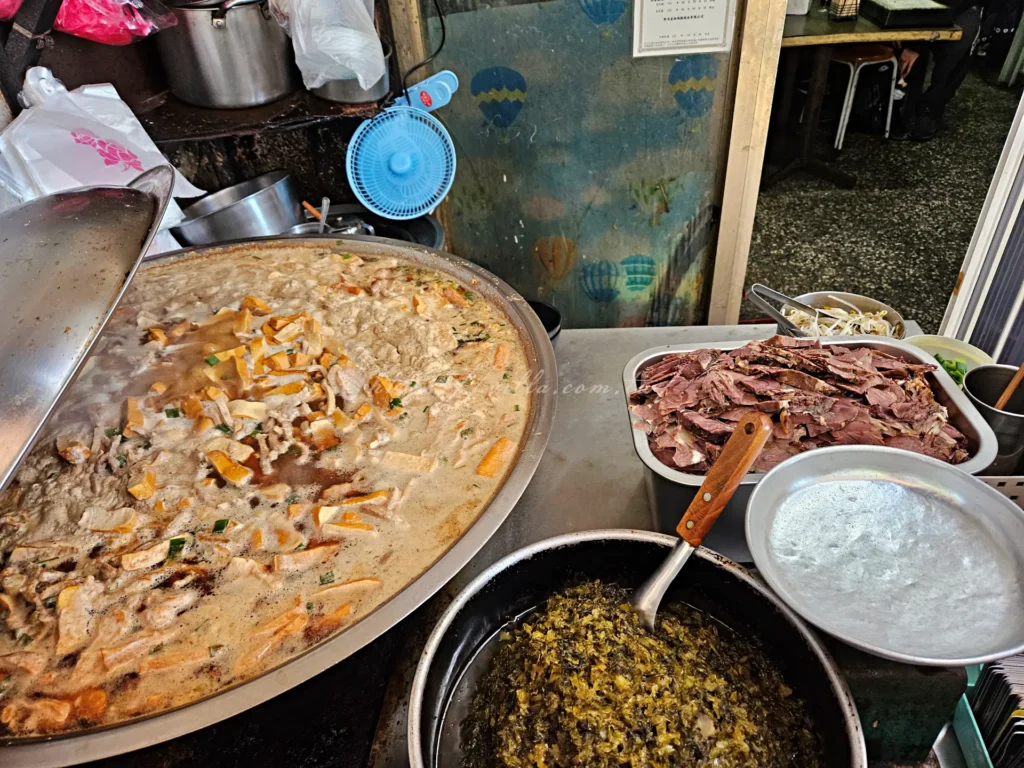 文化大學牛肉拌麵備料區，滿滿滷豆干肉絲、滷牛肉片與靈魂酸菜