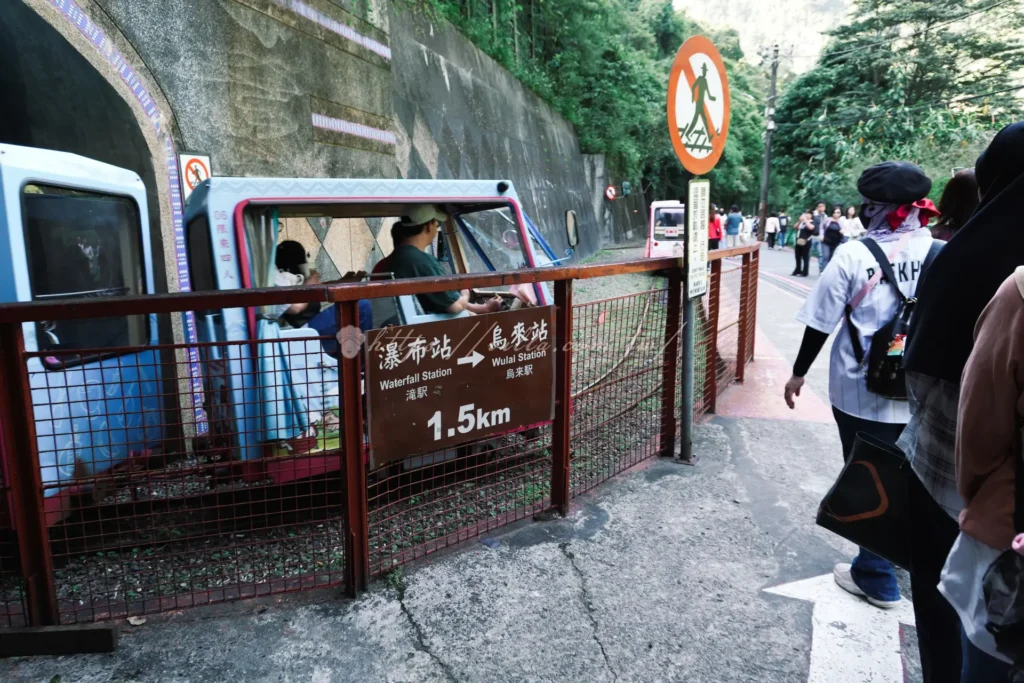 烏來台車全台唯一輕便鐵路，沿途山壁溪谷景色壯觀，體驗原民山林交通文化