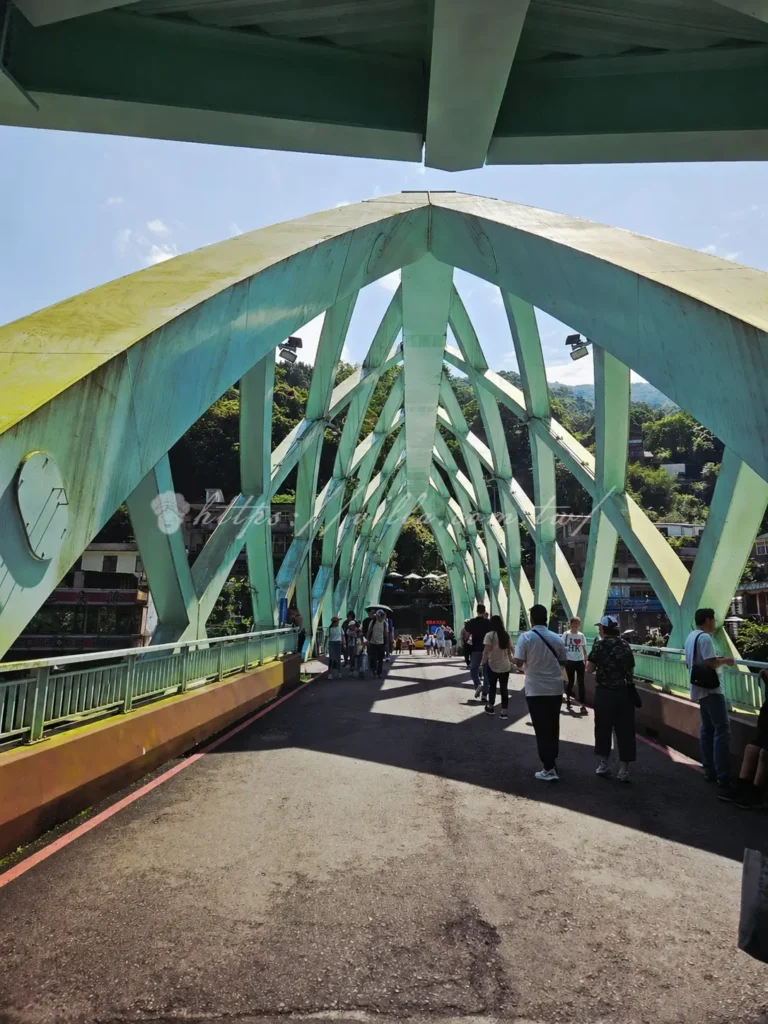 烏來覽勝大橋透明玻璃地板俯瞰南勢溪，鳥巢造型橋梁打卡景點