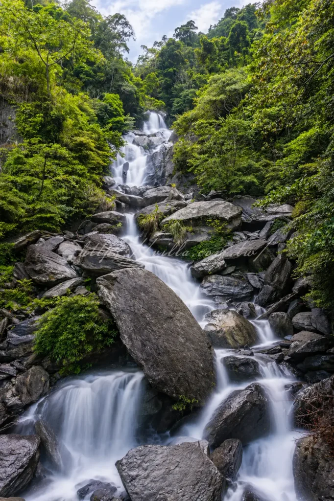 五重溪瀑布又名蘭吼瀑布，層層岩石串接大小瀑布群，烏來往福山途中必停秘境