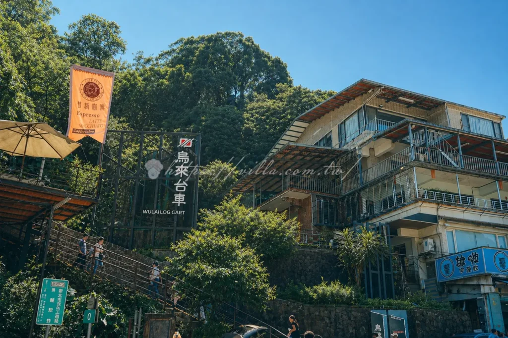 烏來台車全台唯一輕便鐵路體驗，無車門阻隔山林溪谷美景直接撲面，單程50元值回票價。