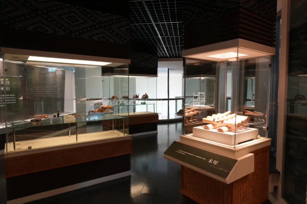 烏來泰雅民族博物館內部展覽，陳列泰雅族傳統服飾、紋面文化與狩獵器具，免費入場深度認識原住民部落歷史與生活智慧