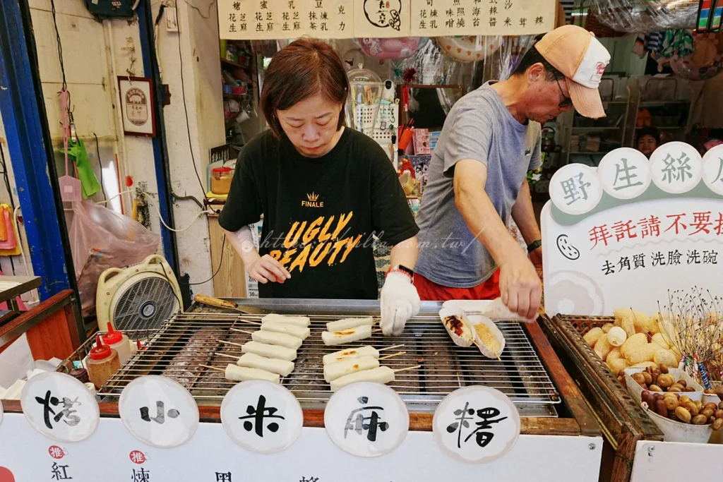 水芙蓉烏來老街現烤小米麻糬，外酥內軟帶有天然小米香氣，泰雅族傳統風味