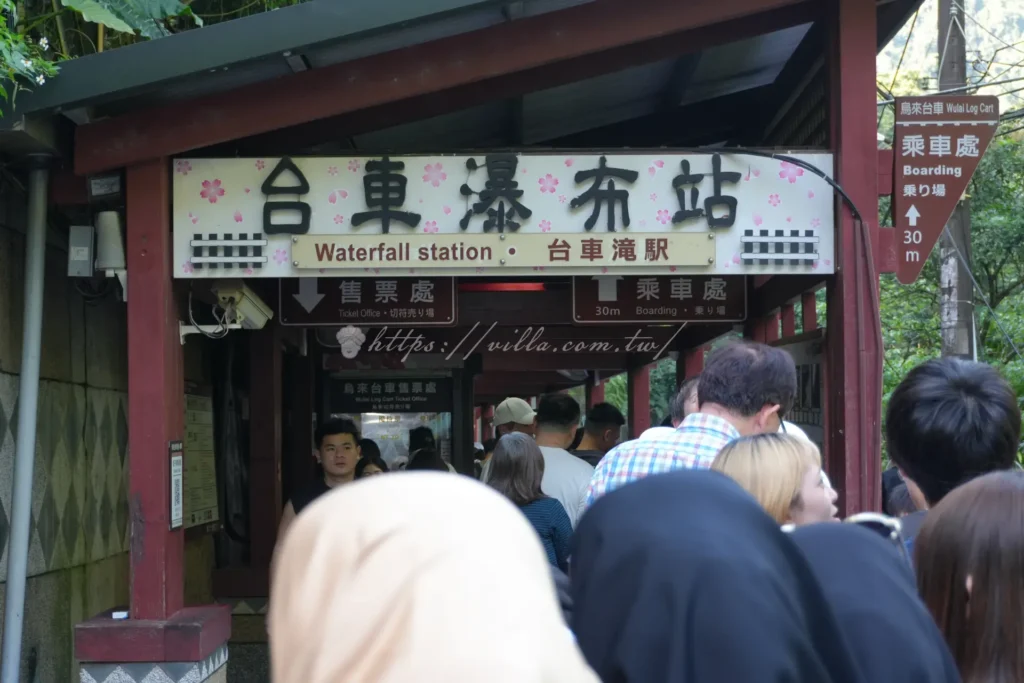 烏來台車全台唯一輕便鐵路，沿途山壁溪谷景色壯觀，體驗原民山林交通文化