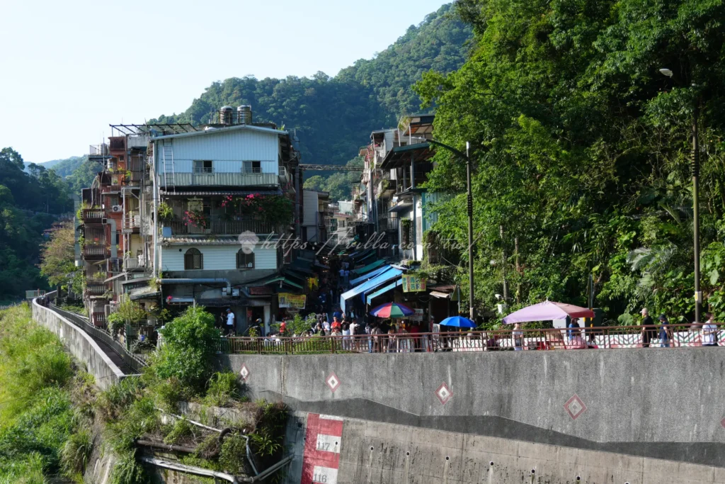 烏來老街原住民風格招牌街景，泰雅族文化氛圍濃厚的新北近郊景點