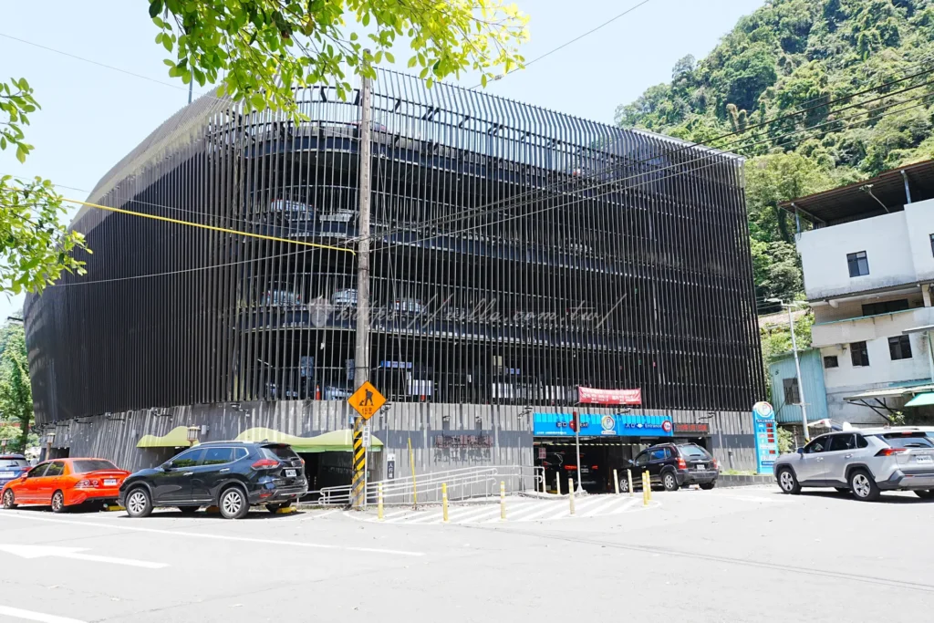 烏來立體停車場旁的烏來遊客中心旁免費足湯池，泡腳放鬆準備展開一日遊行程