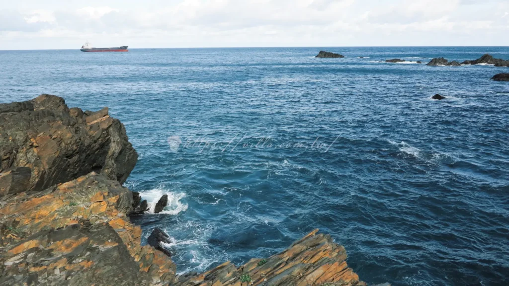 從豆腐岬岸邊遠眺太平洋上的船隻影跡-清澈海水與遠方船隻