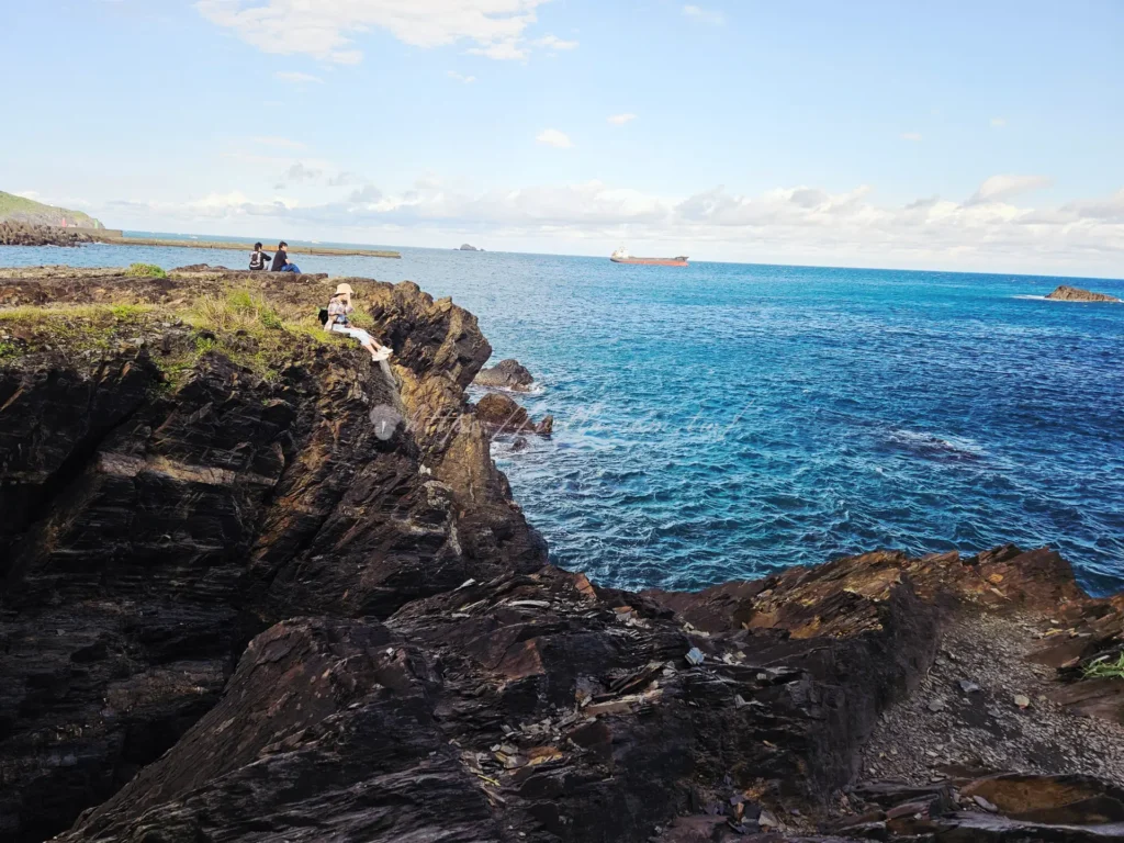 一個人坐在南方澳豆腐岬看海放空-遠離塵囂的宜蘭隱藏版親子景點