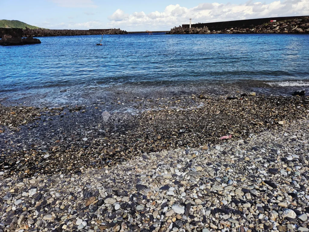 清澈海水拍打豆腐岬彩色小石頭-晶瑩剔透的浪花與礫石攤-南方澳海邊風景