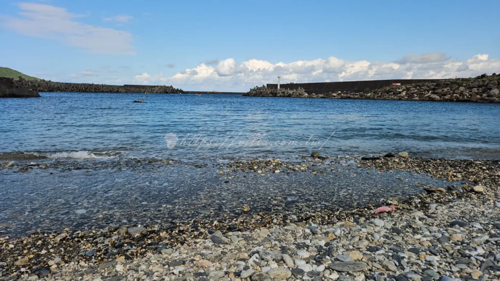 被海水沖刷得圓滑閃亮的小石頭-豆腐岬獨特沙頸岬地形特徵-療癒系海景攝影