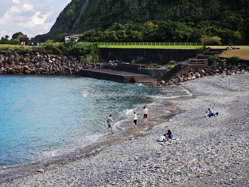 豆腐岬親子戲水區-水質清澈平緩的天然泳池-宜蘭免費玩水推薦