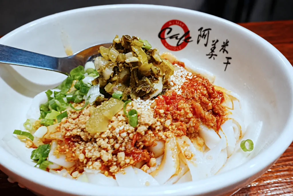 紹子米干乾麵,豬肉末番茄酸菜花生碎蔥花拌麵