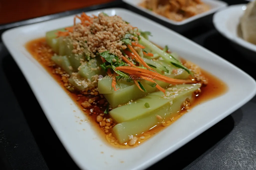 碗豆粉,淡綠色果凍狀豌豆粉搭配小黃瓜絲香菜花生碎醬汁