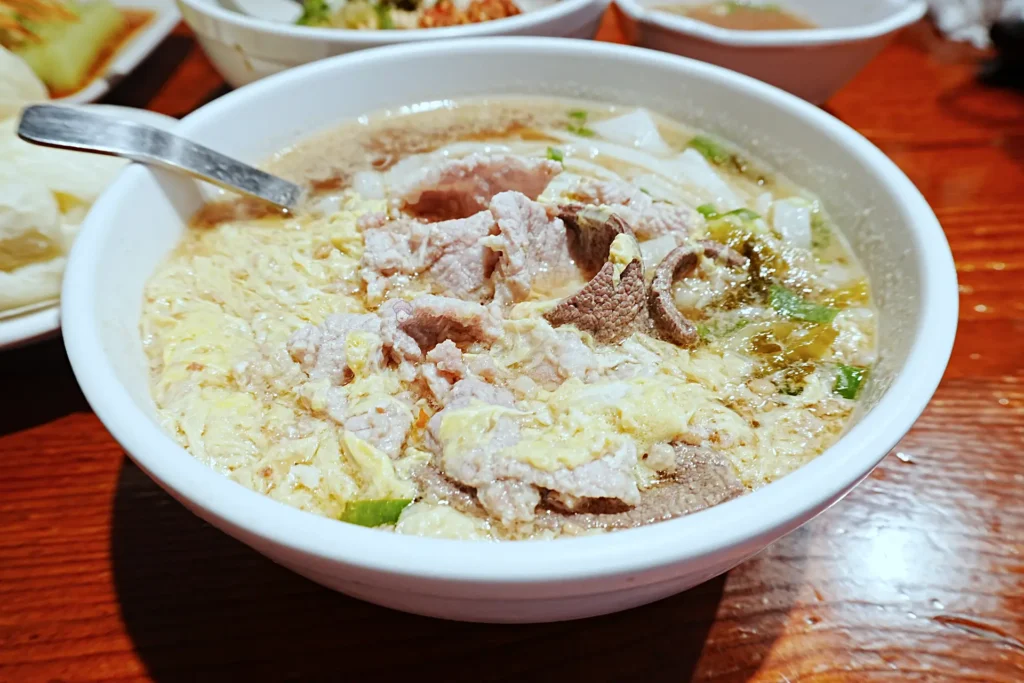 招牌阿美米干,黑豬大骨黑醬濃湯搭配鮮嫩豬肉片