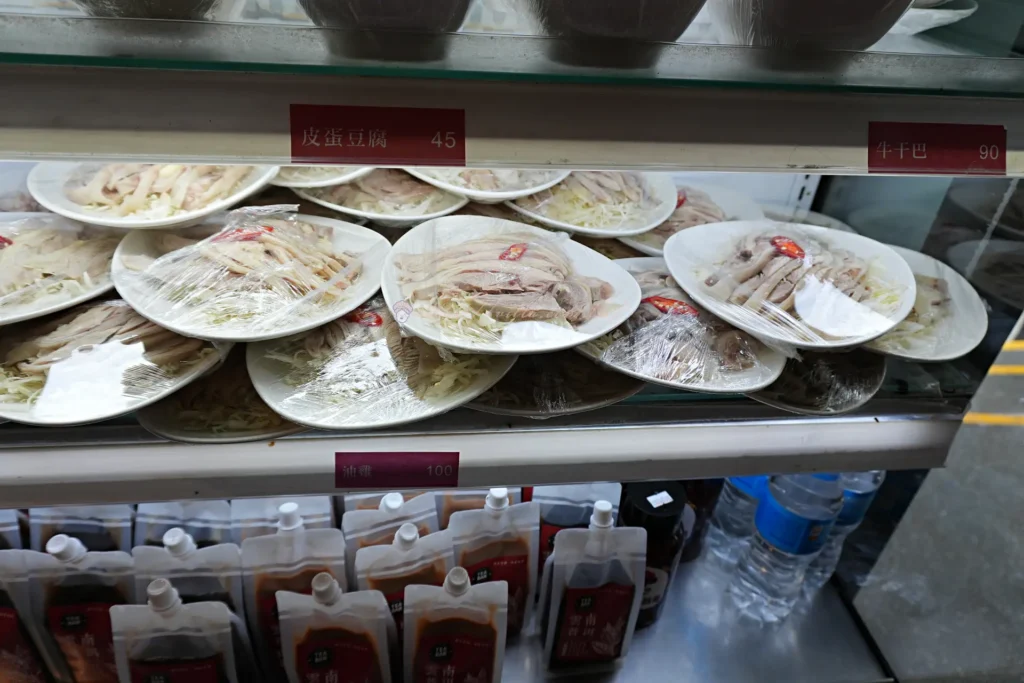 油雞與涼拌木瓜絲小菜,雲南風味開胃配菜