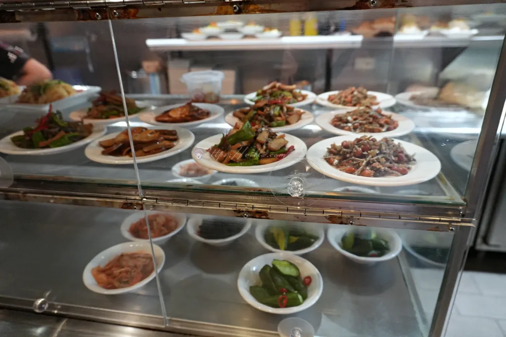 小菜自助取用區全景,雲南滇緬風味小菜陳列