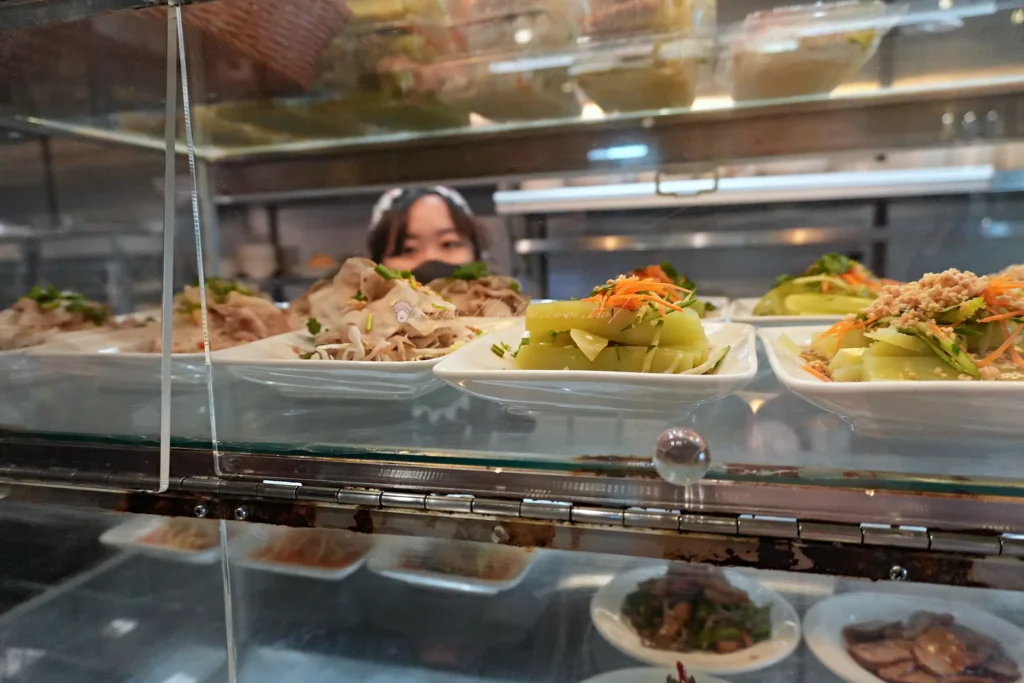 大薄片口感軟嫩不膩口,豌豆粉清爽解膩是人氣常客。