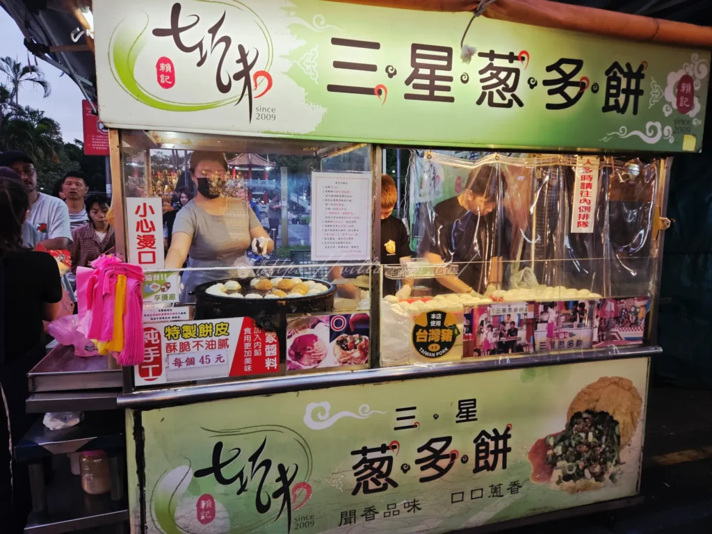 羅東夜市七巧味三星蔥多餅攤位排隊人潮