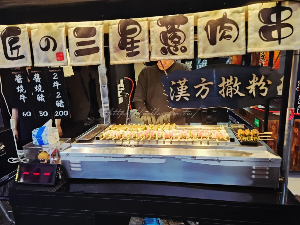 羅東夜市皇佳三星蔥肉串現烤特寫，宜蘭必吃排隊小吃推薦