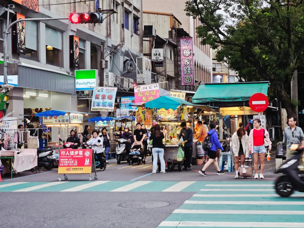 羅東夜市民權路人潮攤位街景