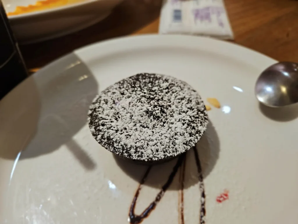 螺絲瑪莉熔岩巧克力甜點，巧克力醬緩緩流出