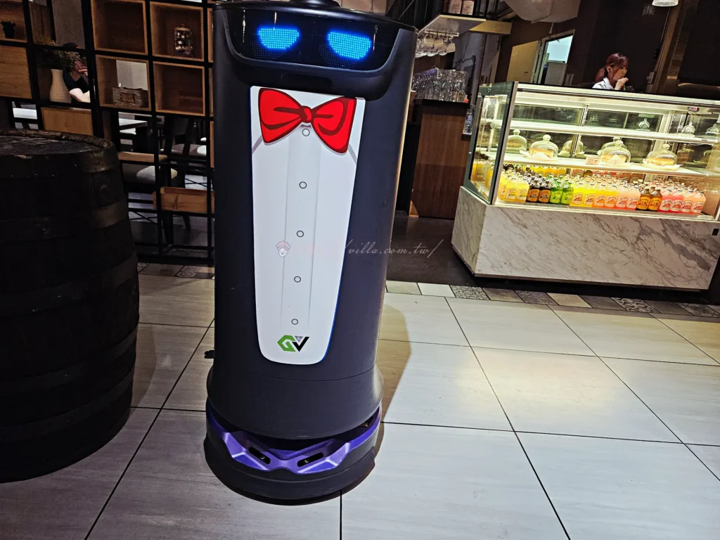螺絲瑪莉義麵坊機器人送餐服務，自動化送餐機器人行走於桌間