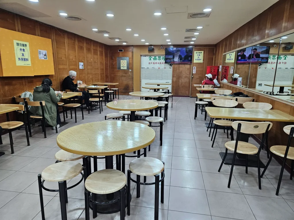 三重牛乳大王店內用餐環境，寬敞明亮附冷氣座位區