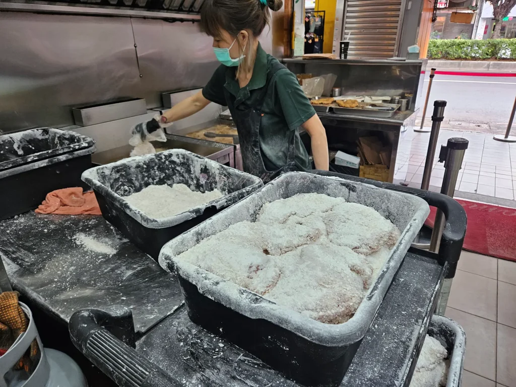 三重牛乳大王炸台師傅現點現炸香雞排，滿滿的雞排待炸