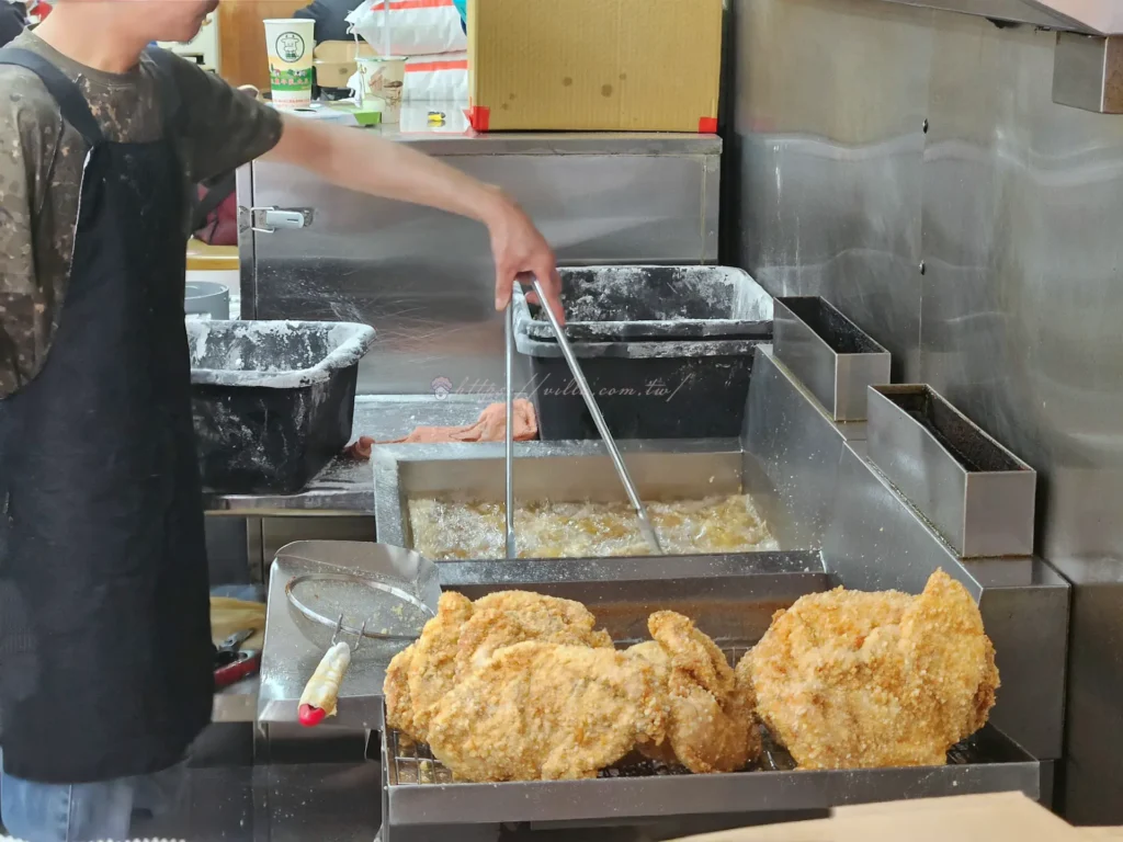 三重牛乳大王現炸香雞排，外皮金黃酥脆、份量超大