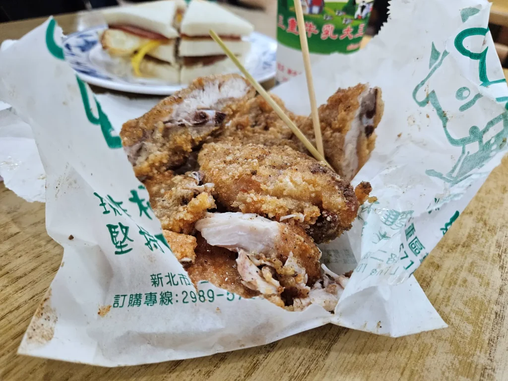三重牛乳大王現炸香雞排，外皮金黃酥脆、份量超大