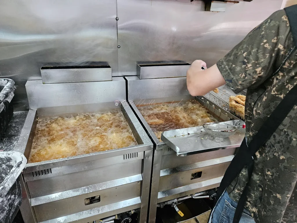 三重牛乳大王炸台師傅現點現炸香雞排，金黃酥脆起鍋畫面