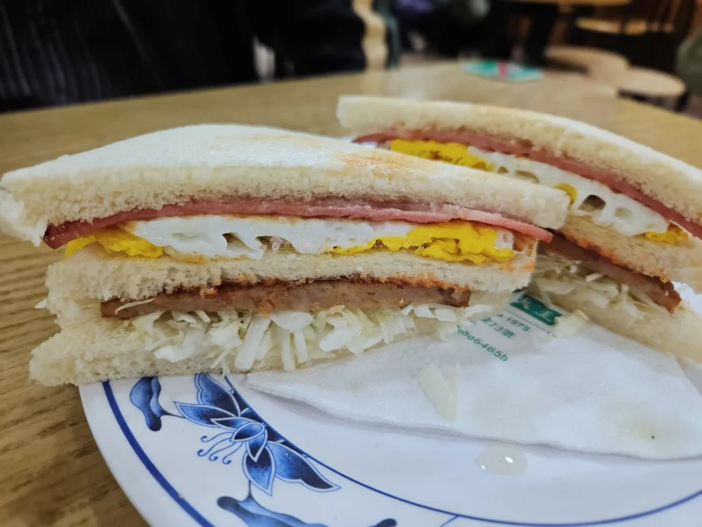 三重牛乳大王總匯三明治，火腿煎蛋夾熱烤吐司份量紮實