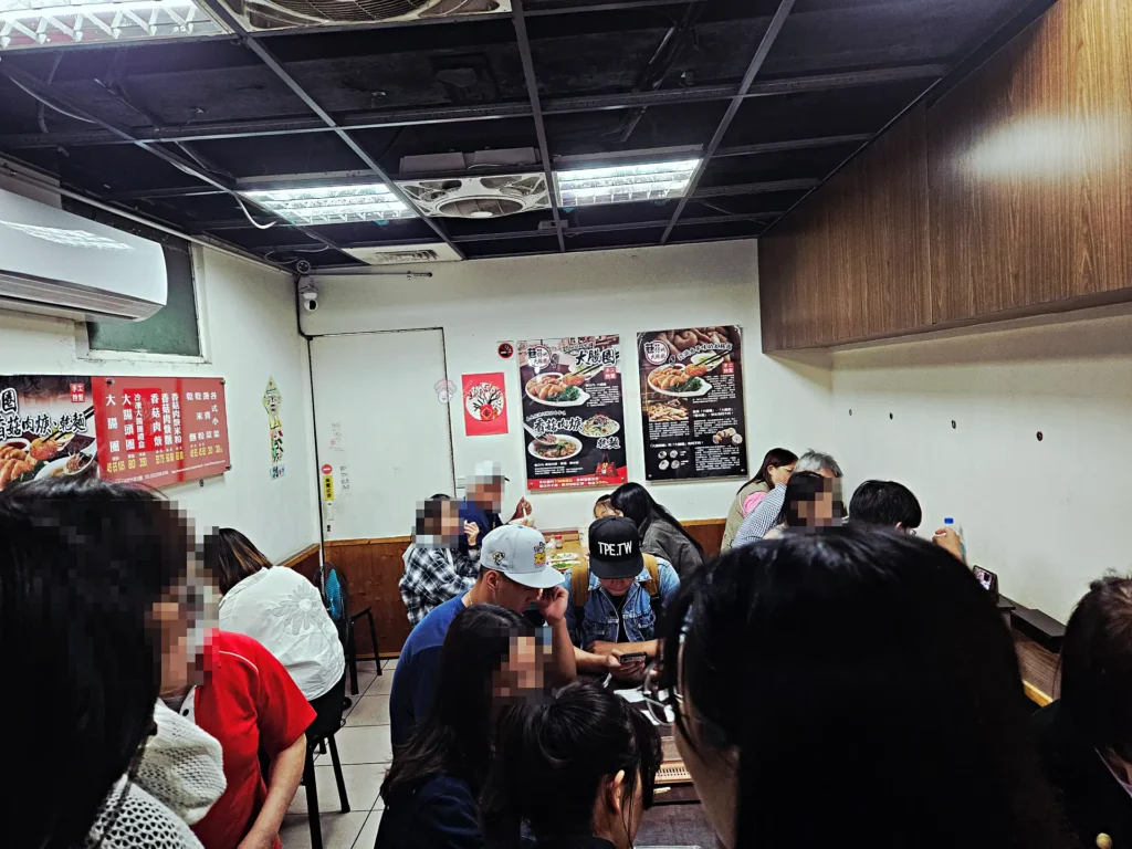 巷仔內大腸煎店內吧台座位與四人桌用餐環境
