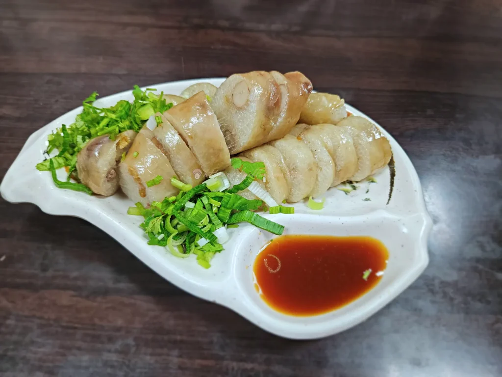 巷仔內大腸煎原味大腸圈切片，沾醬油膏配香菜擺盤