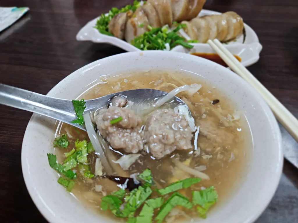 巷仔內大腸煎香菇肉羹湯，清甜湯底加赤肉羹與筍片