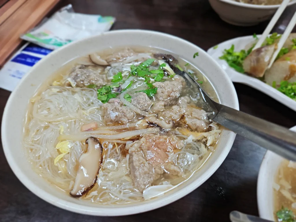 香菇肉羹米粉，中粗米粉搭肉羹湯，雙連站傳統小吃