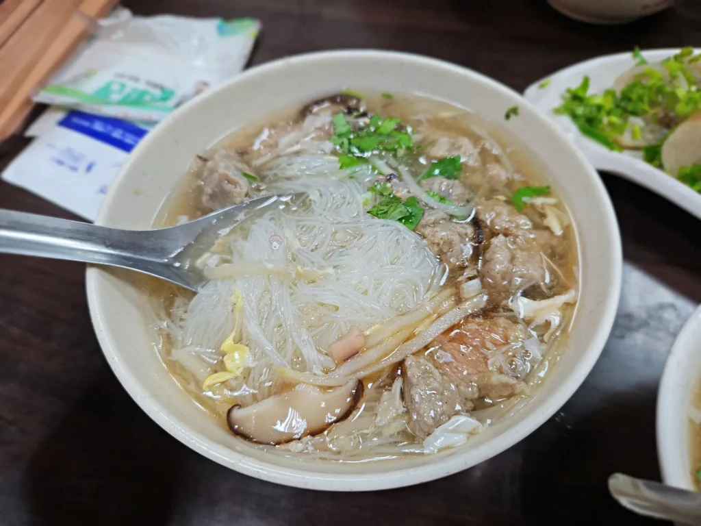 菇肉羹米粉，中粗米粉搭肉羹湯，雙連站傳統小吃