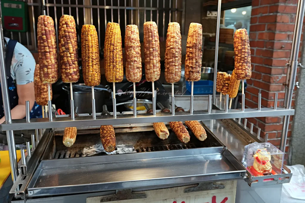 黑豬肉香腸跟玉米,是十分老街常見的兩樣路邊攤點心。