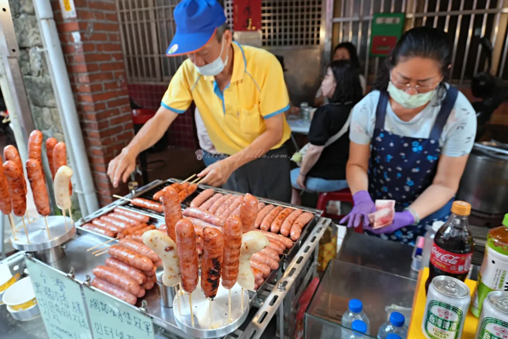 黑豬肉香腸跟玉米,是十分老街常見的兩樣路邊攤點心。