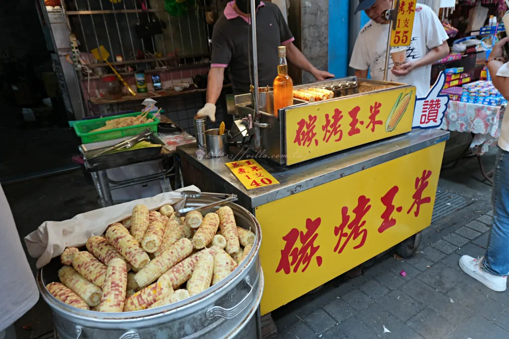 黑豬肉香腸跟玉米,是十分老街常見的兩樣路邊攤點心。