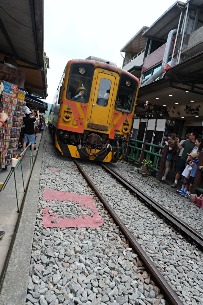 火車行駛穿越十分老街