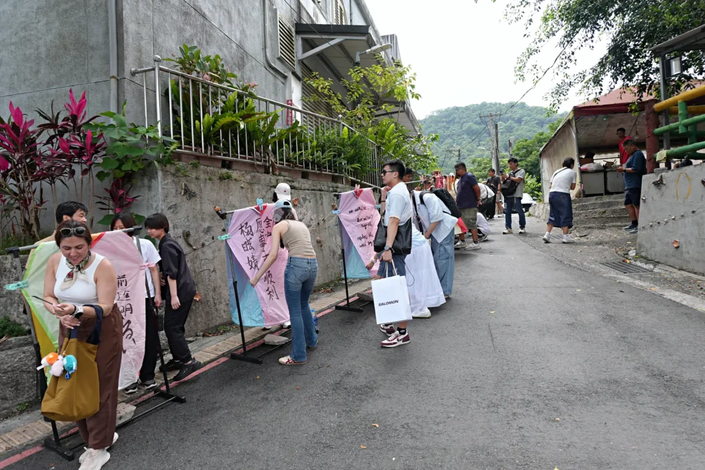 遊客施放天燈祈求平安