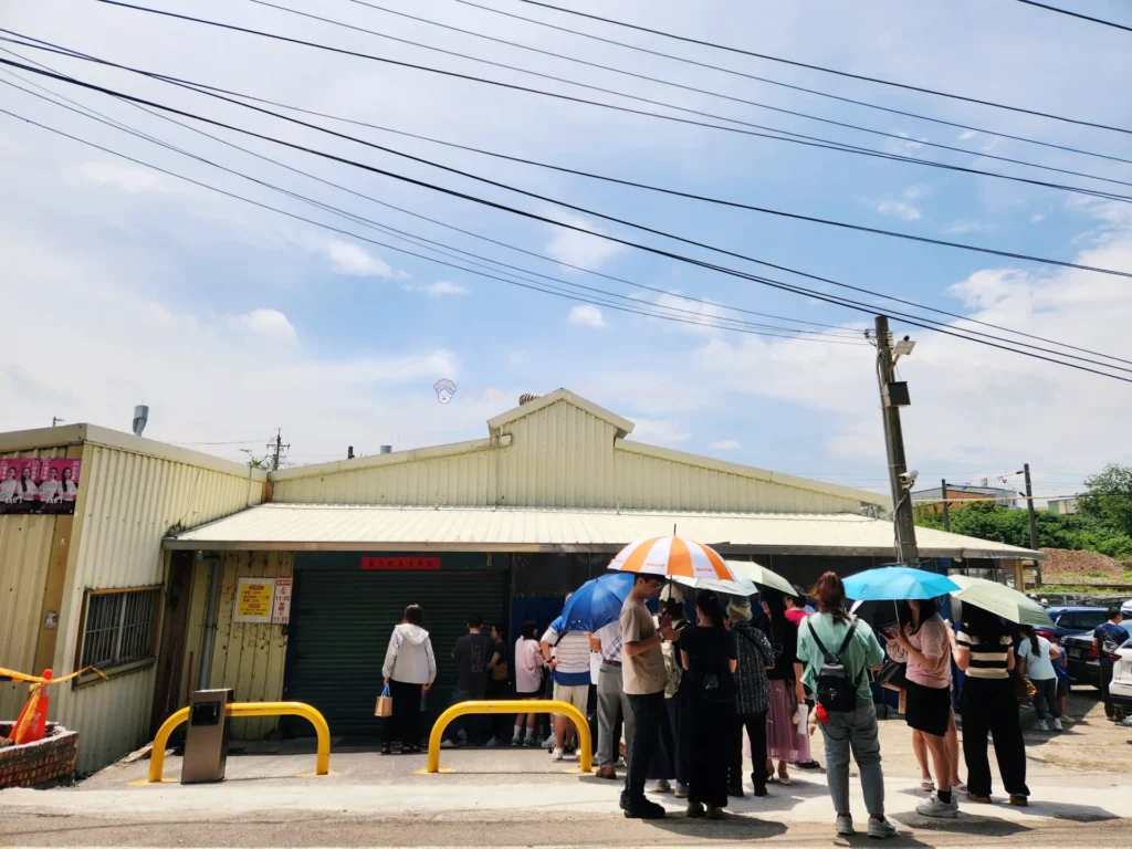 長興釣蝦場外觀,新竹香山鐵皮屋無招牌,門口排隊人潮