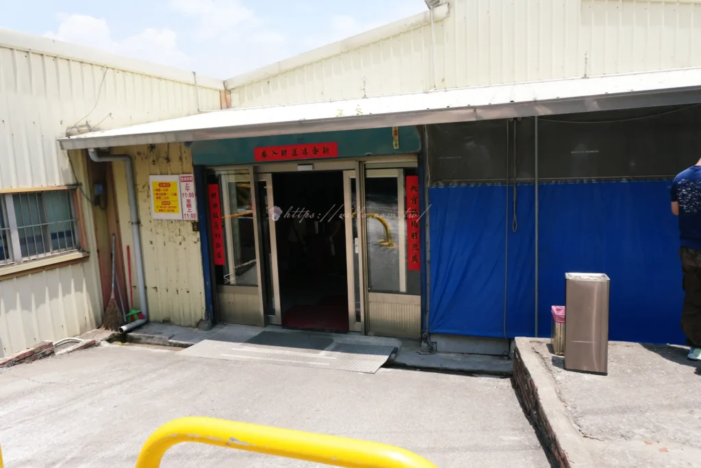 長興釣蝦場外觀,新竹香山鐵皮屋無招牌